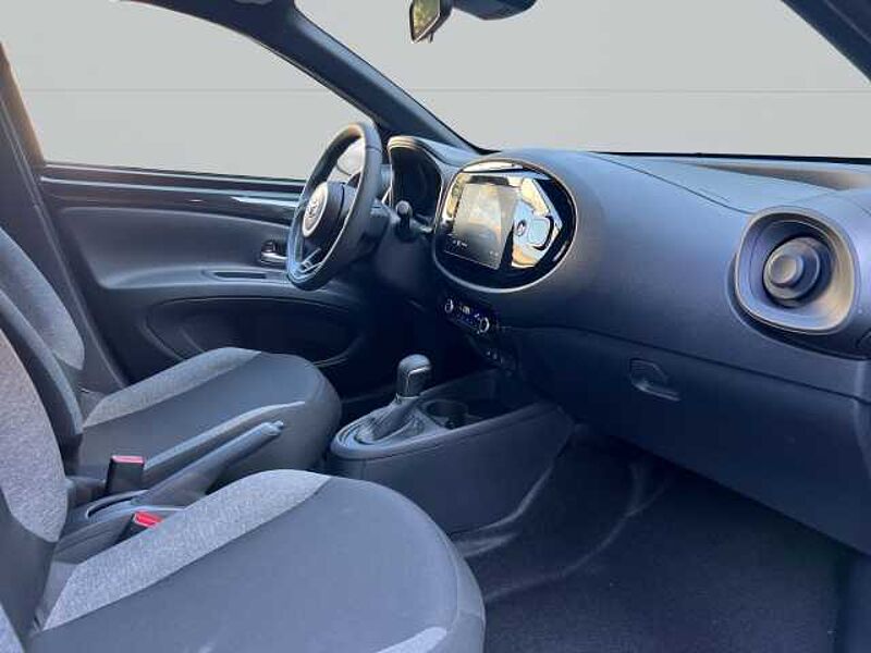 Toyota Aygo X 1,0 l Play CVT Sitzheizung vorn Smart-Key Mehrzonenklima Musikstreaming DAB